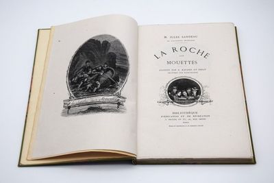 un livre ouvert sur lequel figure la photo d'un groupe de personnes