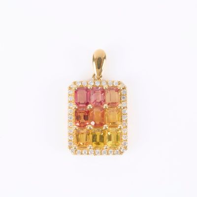 un gros plan d'un pendentif orné d'un diamant jaune et rose sur fond blanc