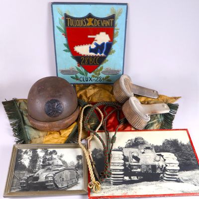 une photo montrant un casque militaire et d'autres objets posés sur une table