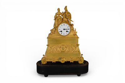 Pendule en bronze doré à décor de scène galante.