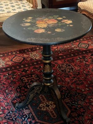 une table noire ornée d'un motif floral
