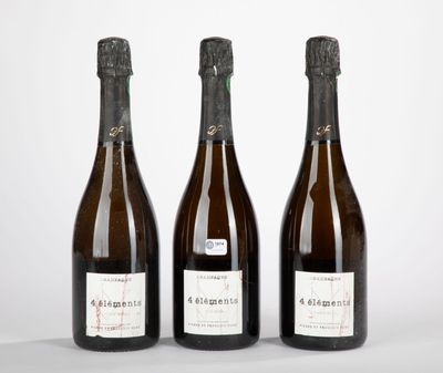 trois bouteilles de vin posées sur une table