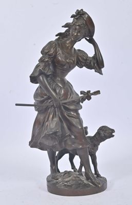 statue en bronze représentant une femme avec un chien, sur fond blanc