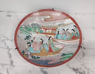 une assiette avec une peinture posée sur une table