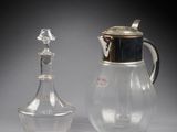 un pichet en verre et une carafe en verre posés sur une table