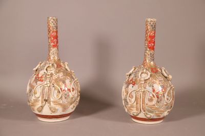 deux vases posés sur une table