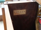 une valise ouverte posée par terre
