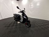 une photo d'un scooter garé dans un garage
