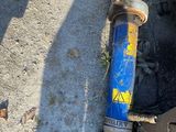 un tuyau bleu sur lequel est apposé un panneau jaune