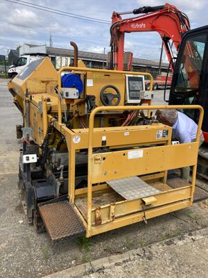 une machine qui se trouve sur le bord de la route