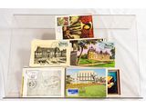 de nombreuses cartes postales dans une vitrine transparente