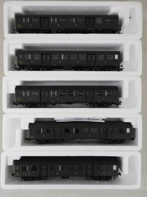 quatre wagons en noir et blanc posés sur une étagère blanche