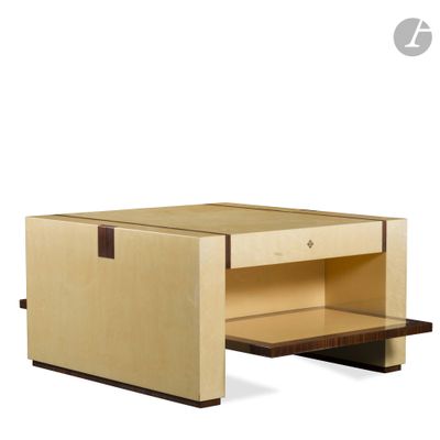 un gros plan d'une table en bois avec un tiroir en dessous