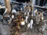 une table en verre sur laquelle sont disposées de nombreuses bougies