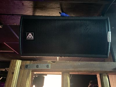 une image représentant une enceinte posée sur une table