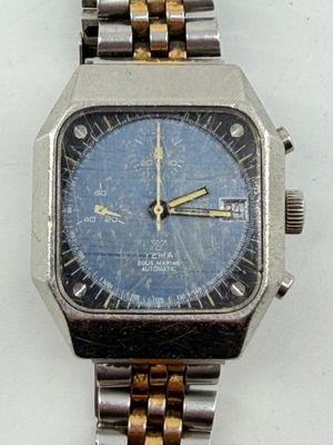 une montre en argent et en or avec un cadran bleu