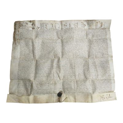 un vieux journal sur lequel est posé un bout de papier