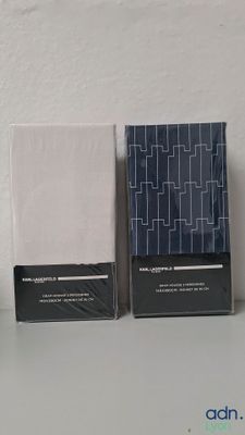 trois paquets de cigarettes posés les uns à côté des autres sur une table