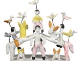 une figurine représentant un groupe de personnes accompagnées d'animaux et d'oiseaux