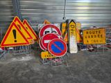de nombreux panneaux de signalisation qui traînent par terre