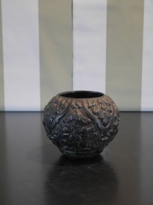 Vase ou élement en métal finement sculpté de motif végétaux.