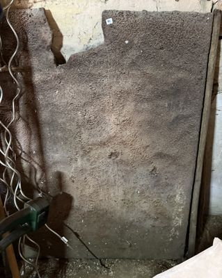 une image représentant une pièce avec un trou dans le mur et un trou dans le sol