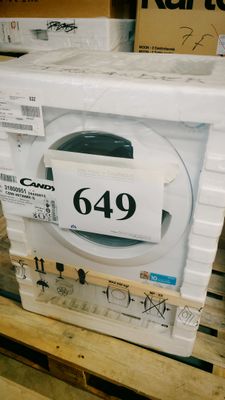une pile de cartons sur laquelle est posée une machine à laver blanche