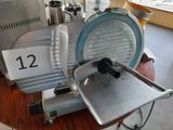 une machine posée sur une table dans une pièce
