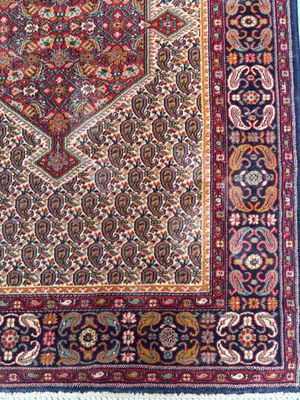 un tapis oriental orné d'un motif en médaillon sur fond bleu