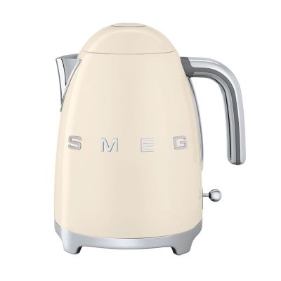 La bouilloire Smeg est blanche et porte l'inscription « Smeg ».