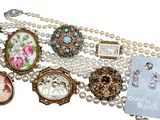 beaucoup de bijoux éparpillés sur une table