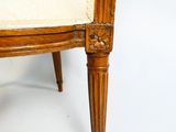 l'image d'une chaise en bois avec une assise rembourrée de couleur beige