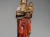l'image d'une statue représentant une femme tenant un enfant dans ses bras
