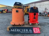 deux aspirateurs posés sur une palette dans un parking