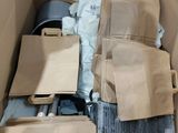 une boîte en carton remplie de sacs et d'autres objets