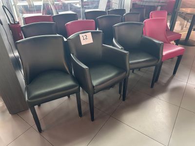 de nombreuses chaises alignées les unes à côté des autres dans un magasin