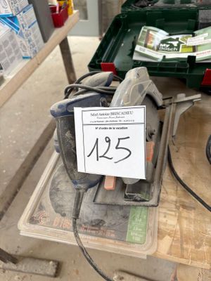 la photo d'une table sur laquelle sont posés de nombreux outils