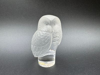 figurine en cristal représentant un hibou, posée sur un socle en verre transparent