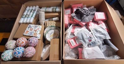 192 / 1 palette de 87 kg de décorations, chapeaux, cou…