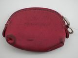 porte-monnaie en cuir rouge sur fond blanc, orné de découpes