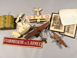 un grand nombre d'objets posés sur une table
