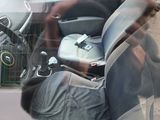le reflet d'un homme assis dans une voiture