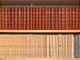 de nombreux livres qui se trouvent sur les étagères de la pièce