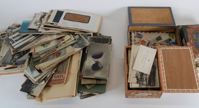 Carton de lots de boîtes de timbres en vrac et cartes postal…