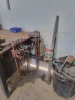 Lot comprenant serre-joints et un diable
