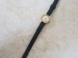 l'image d'une montre-bracelet avec un bracelet en cuir noir