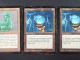trois cartes aux motifs différents posées sur une table