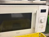 un micro-ondes posé sur un bac jaune