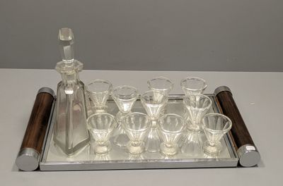 un plateau en argent sur lequel sont posés des verres et une carafe