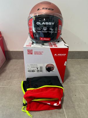 un casque posé sur une boîte